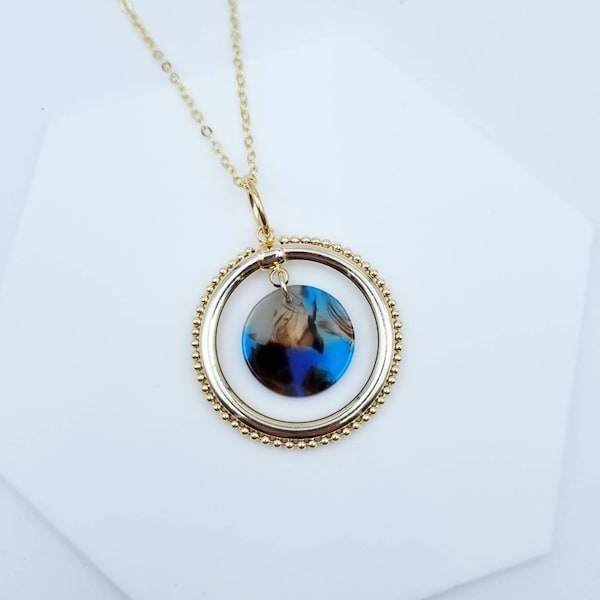 Collier pendentif Chandra acétate bleu fantaisie et laiton plaqué or