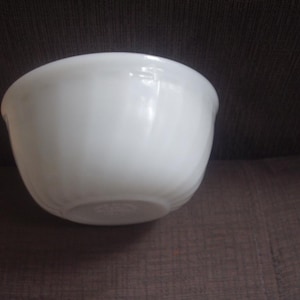 Rare FIRE KING 5&quot; SWIRL White Mixing Bowl in Excellent Condition