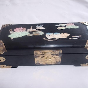 Coffre à bijoux chinois laqué vintage avec quincaillerie en laiton et inserts en vadrouille