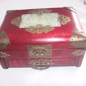 Boîte à bijoux en bois sculpté avec incrustation de