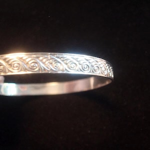 Bracelet jonc rouleaux et vagues en argent sterling - Burkhardt Jewelry Co.
