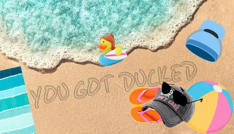 Puede incluir: Una escena de playa con un pato de goma amarillo en una tabla de surf, un cubo azul, una pelota de playa, chanclas, una gorra de b&eacute;isbol negra con el texto "Don't Care" en blanco y las palabras "You Got Ducked" escritas en la arena.