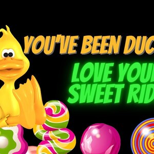 Puede incluir: Un pato de goma amarillo con una gran sonrisa se sienta sobre una pila de piruletas de colores. El texto "You've been ducked! Love your sweet ride!" est&aacute; escrito en una fuente de estilo c&oacute;mic.