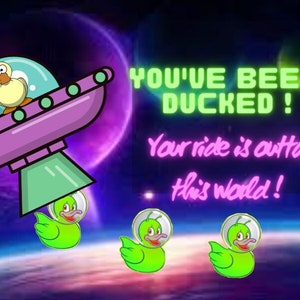 Puede incluir: Una imagen de dibujos animados de un platillo volante con un pato amarillo dentro. El platillo vuela sobre un planeta con un cielo morado y azul. El texto "You've Been Ducked! Your ride is outta this world!" est&aacute; escrito en letras verde ne&oacute;n.