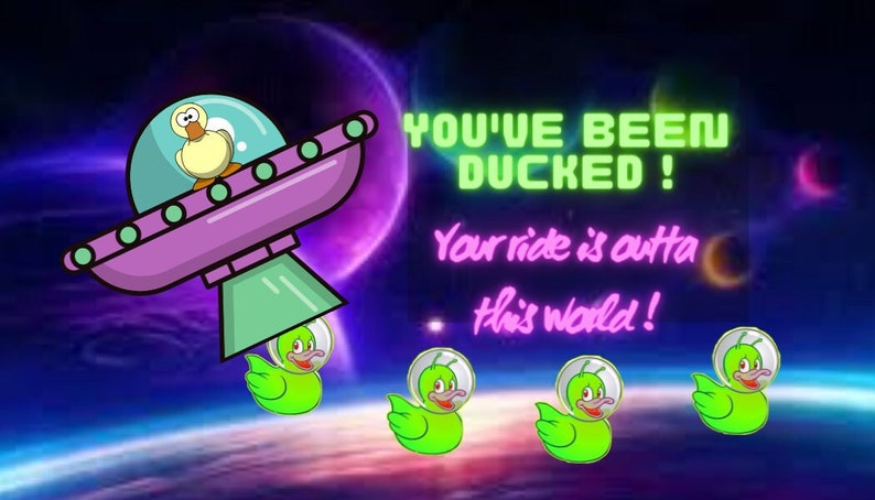 Puede incluir: Una imagen de dibujos animados de un platillo volante con un pato amarillo dentro. El platillo vuela sobre un planeta con un cielo morado y azul. El texto "You've Been Ducked! Your ride is outta this world!" est&aacute; escrito en letras verde ne&oacute;n.