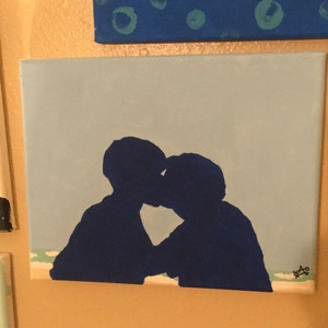 Puede incluir: Una pintura azul y blanca de dos siluetas de personas besándose. El fondo es un cielo azul claro con un toque de verde en la parte inferior.