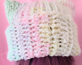 Gorro con orejas de gato en tonos pastel y arcoíris, gorro multicolor de ganchillo, hilo grueso y suave, accesorio kawaii original, regalo hecho a mano para amantes de los gatos.