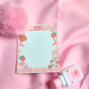 Bloc de notas con conejito rosa estilo cottagecore: Papelería kawaii con fresas