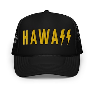 Puede incluir: Gorra de camionero negra con un diseño bordado en amarillo que dice "HAWAII" con un rayo.