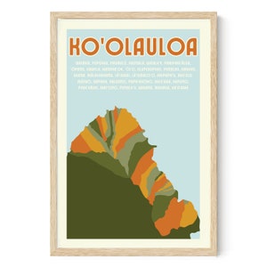 Może przedstawiać: Plakat w stylu vintage z kolorową mapą regionu Ko'olauloa na wyspie Oahu na Hawajach. Plakat zawiera tekst "KO'OLAULOA" w pogrubionej, pomarańczowej czcionce i wymienia nazwy różnych miejsc w regionie.