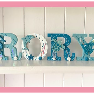 Letras de madera con temática submarina y criaturas marinas de arcilla para decoración de habitación de bebé, regalo de baby shower o bautizo.