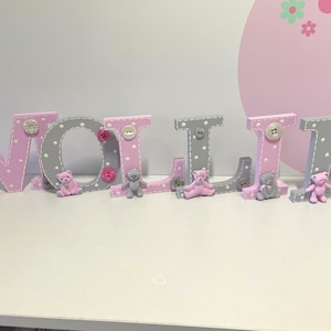 Plaque de porte prénom chambre d'enfant, lettre en bois ours en peluche gris rose, plaque prénom bébé fille/enfant, décoration de chambre, cadeau baptême/baby shower t2