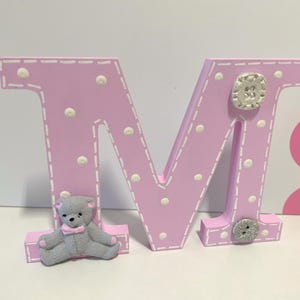 Lettre en bois rose thème chambre d'enfant ours en peluche, décoration de chambre de bébé fille/bambin, cadeau de baptême/baby shower