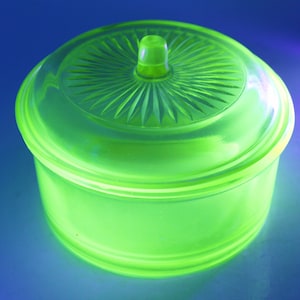 Super Sweet Round Hazel Atlas Uranium / Depression Glass Green Refrigerator Box.  Vintage Very Good condition, and look at that glow!