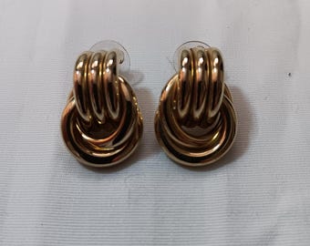 C 1980&#39;s Givenchy Style Knotted Gold Tone Post Earrings, In Vintage Very Good Condition. Golden, Gorgeous, Geometric & Cool. Timeless Style!