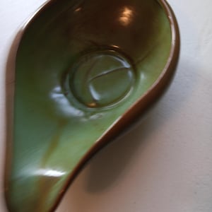 Vintage Frankoma 214 Serving Bowl In Prarie Green, In Very Good Condition. Retro Craftsmanship,  Modern Shape.  A Super Cool Frankoma Piece!