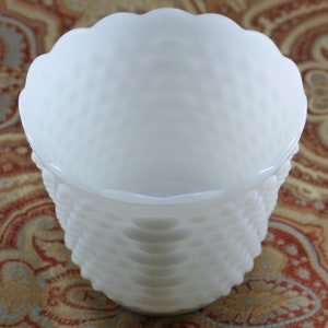 Vintage 1950&#39;s Anchor Hocking Fire King White Hobnail pattern Planter, with scalloped rim, Vintage Excellent condition.
