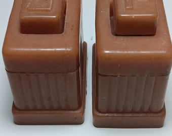 1930年代～1950年代頃のカーバナイト製プラスチック製ソルト＆ペッパーシェーカー。ヴィンテージ品としては非常に良好な状態です。ボタンを押すだけで調味料が手軽に使えます！超クール！