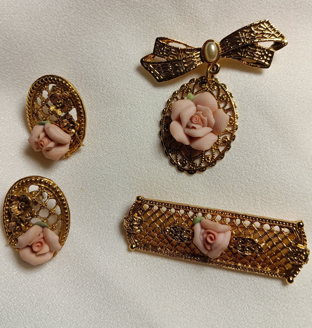 専用　時代　在銘　銀製牡丹金工浮彫帯留　40g 東Y7-0620⭐︎1F Vintage Gold Tone Beaded Clip on Earrings Made in Hong Kong