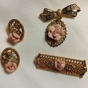 1980&#39;s 1928 Jewelry Company Gold Tone, Two Brooch, Pierced Earring Porcelain Rose Set, In Vintage Very Good Condition. Old World Style!