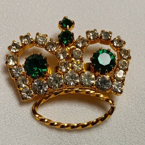 1970s Unmarked Gold Tone, Rhinestone And Green Crystal Crown Statement Brooch, In Vintage Very Good Condition.