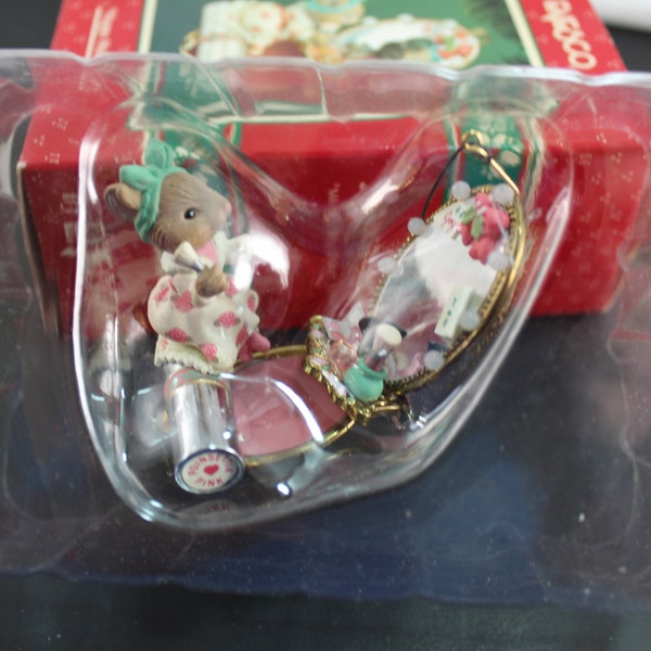 Vintage 1994 Enesco Sammlerstück "Happy Holi-Date." Sechste Ausgabe der Miss Merry Mouse-Serie. Neu in Box. Eine prachtvolle Sammler Maus!