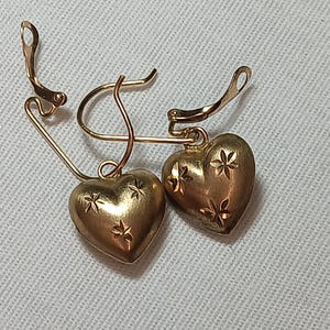 Circa 1990s Gold Tone Heart Shaped Dangle Earrings With Starburst Pattern, In Vintage Very Good Condition. Check The Pics On These Beauties!