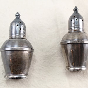 Salero y pimentero de plata con peso de ley, de mediados de siglo, sin marcar (probablemente con escudo), con "Pat. Pend", hermosa pátina en desarrollo. 55, ahora 45