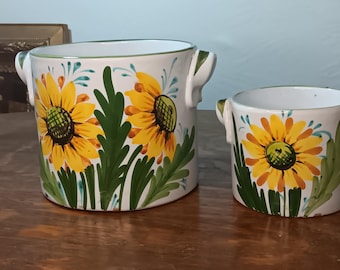 Macetas de cerámica italianas con motivos florales, de finales de la década de 1950, en muy buen estado vintage. Presentan cierto desgaste propio de la edad, ¡pero su artesanía es magnífica!