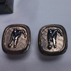 1950's Unmarked Gold Tone Bowler's Cufflinks, in Vintage Very Good to Excellent Condition.  Hard To Find, and Super Cool.  Perfect gift!