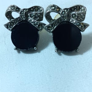 Pendientes de poste vintage de ónix negro y marcasita de la compañía de joyería 1928, años 80, en muy buen estado. ¡Estilo y glamour característicos de 1928! ¡Preciosos!