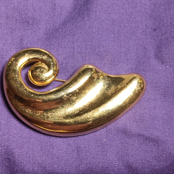 1970s Napier Gold Tone "Swirl" Brooch, In Vintage Good Condition.  Solid and Gorgeous.  Just What You'd Expect From Napier!