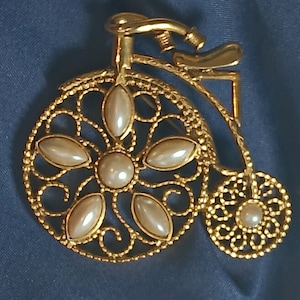 1928 Jewelry Gold Tone High Wheel Bicycle Pin With Faux Pearl Cabochons, In Vintage Excellent Condition. Equal Parts Whimsical and Gorgeous!