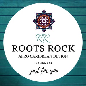 Op de afbeelding: Een witte cirkel met een kleurrijk mandala-ontwerp, de letters "RR" en de tekst "ROOTS ROCK AFRO CARIBBEAN DESIGN HANDMADE just for you".