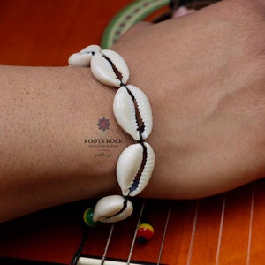 Armband kauri-schelp, handgemaakte polsaccessoires, verstelbare boho-sieraden, Afrikaans geïnspireerde kralenarmbanden