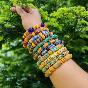Bracelet Krobo - Bracelet africain - Bracelet de perles de verre du Ghana - Perles de verre africaines - Bracelet extensible empilable fait main - Bijoux Boho Chic