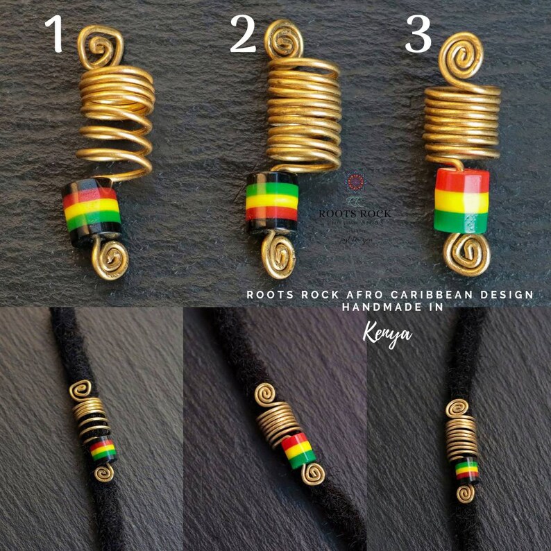 Op de afbeelding: Drie gouden haar kralen met een rode, gele en groene kralen met patroon. De kralen zijn genummerd 1, 2 en 3. De tekst "ROOTS ROCK AFRO CARIBBEAN DESIGN HANDMADE IN Kenya" staat onder de kralen.