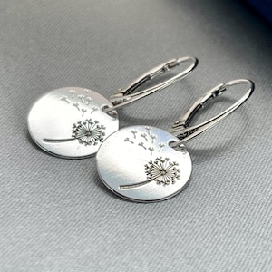 Boucles d&#39;oreilles pissenlit en argent sterling : boucles d&#39;oreilles levier à breloques fleur