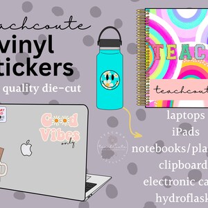 Puede incluir: Un conjunto de pegatinas de vinilo de colores con varios dise&ntilde;os, incluyendo una cara sonriente, un arco&iacute;ris y la palabra "TEACH". Las pegatinas est&aacute;n dise&ntilde;adas para su uso en port&aacute;tiles, iPads, cuadernos, planificadores, portapapeles, estuches electr&oacute;nicos y botellas de agua. El texto "teachcoute" aparece en las pegatinas.