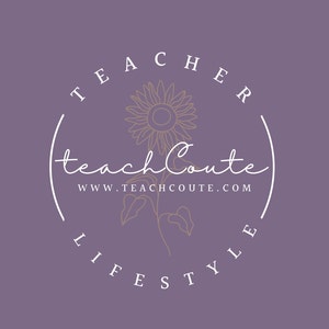 Puede incluir: Un c&iacute;rculo blanco con el texto "TEACHER" y "LIFESTYLE" alrededor del exterior. Dentro del c&iacute;rculo hay un girasol con el texto "teachCoute" y "www.teachcoute.com" debajo. El fondo es de color morado claro.