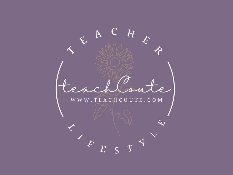 Puede incluir: Un c&iacute;rculo blanco con el texto "TEACHER" y "LIFESTYLE" alrededor del exterior. Dentro del c&iacute;rculo hay un girasol con el texto "teachCoute" y "www.teachcoute.com" debajo. El fondo es de color morado claro.