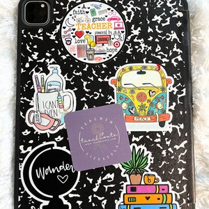 Puede incluir: Una funda negra para iPad con una variedad de pegatinas coloridas. Las pegatinas incluyen un signo de paz, un globo terr&aacute;queo, una taza de caf&eacute;, una pila de libros, una planta, una furgoneta y un c&iacute;rculo con la palabra "Teacher" y muchos iconos peque&ntilde;os.