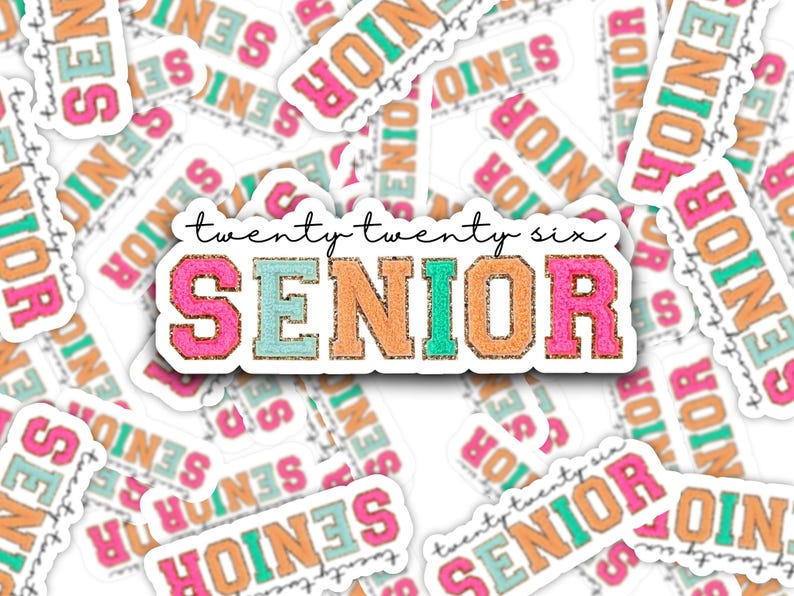 Puede incluir: Una pegatina con el texto "twenty twenty six SENIOR" en letras de purpurina rosa, naranja, turquesa y dorado. La pegatina est&aacute; rodeada de otras pegatinas con el mismo dise&ntilde;o pero diferentes combinaciones de colores.