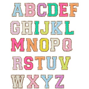 Puede incluir: Un conjunto de letras de fieltro de colores con ribete de purpurina dorada. Las letras est&aacute;n en una fuente de estilo universitario y est&aacute;n dispuestas en orden alfab&eacute;tico. Las letras son perfectas para proyectos de manualidades, scrapbooking o para agregar un toque de fantas&iacute;a a cualquier espacio.