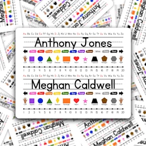 Puede incluir: Hoja blanca de práctica de escritura de nombres con los nombres "Anthony Jones" y "Meghan Caldwell" en negro. La hoja incluye formas coloridas, números y letras del alfabeto. El fondo está lleno de hojas similares.