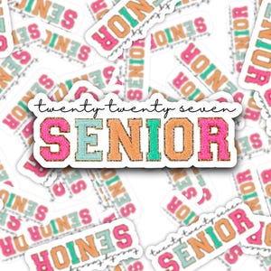 Puede incluir: Una pegatina troquelada que presenta la palabra SENIOR en letras grandes de estilo universitario con una apariencia texturizada y brillante en colores alternos rosa, turquesa y naranja. Sobre la palabra, el texto twenty twenty seven está en negro.