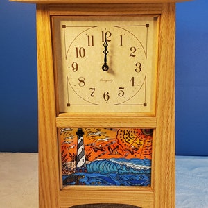 Reloj artesano de roble rojo con faro de Cabo Hatteras