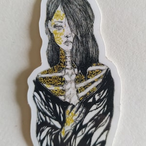 Peut inclure: Une illustration en noir et blanc d'une personne avec un corps squelettique. Le visage et le corps de la personne sont décorés de motifs floraux jaunes.