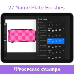 Könnte beinhalten: Ein digitales Tablet zeigt ein rosa kariertes Namensschild-Design mit dem Text "27 Name Plate Brushes" und "Procreate Stamps". Der Bildschirm zeigt eine Pinselbibliothek mit verschiedenen Designoptionen.