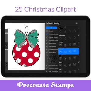 Może przedstawiać: Cyfrowa ilustracja ozdoby świątecznej na ekranie tabletu. Ozdoba jest czerwona z białymi kropkami i zieloną kokardą. Na ekranie widnieje również napis "25 Christmas Clipart" i "Procreate Stamps".